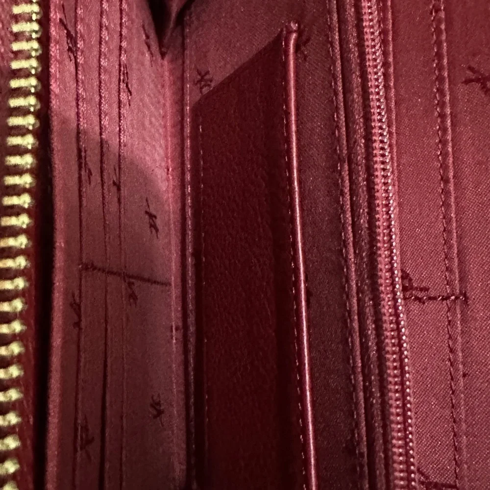 259 Kenneth Cole New York |NWOT Burgundy Pebbled Leather Zip Wristlet Wallet